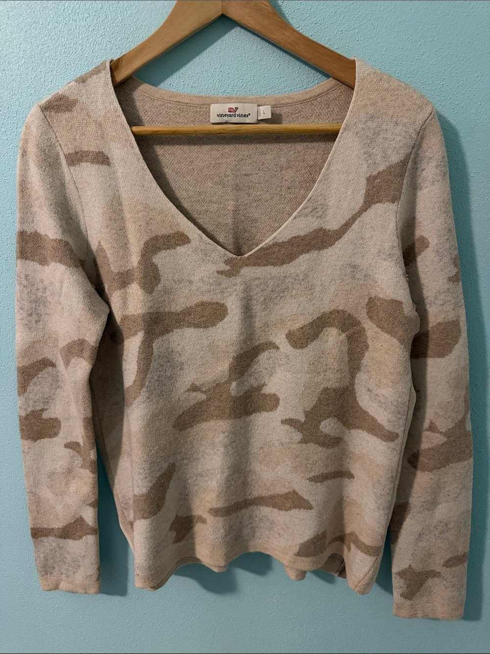 Vineyard Vines Women's V‑Neck Camouflage Sweater in Beige & Cream Size  L Merino